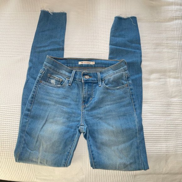 Levi's Skinny Jeans • mid-rise • 710 • distressed - Picture 9 of 11